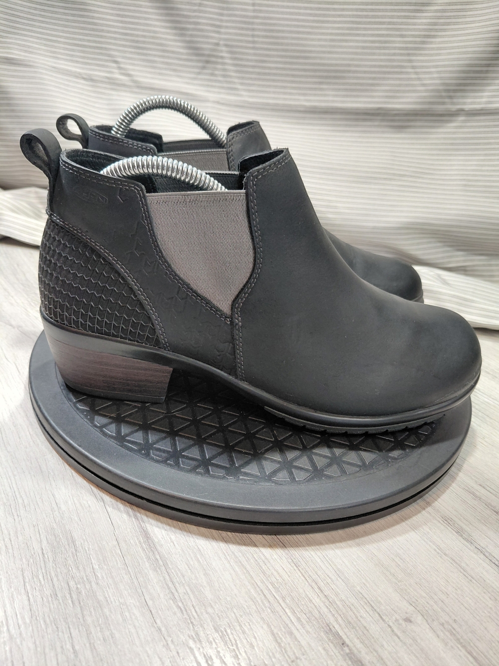 Keen Womens Morrison Black Grey Chelsea Ankle Booties with Textured Heel SIZE 9